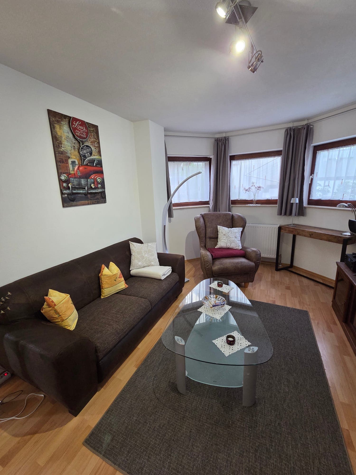 Sofa und Sessel im Wohnbereich mit Erkerfenster